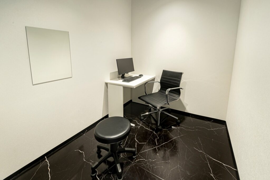 【新規開院】美容クリニック「TCB東京中央美容外科 金山院」が11月28日（月）、アルティメイト金山 7階にオープン。ご予約好評受付中のサブ画像3_シックで落ち着いた雰囲気の診察室